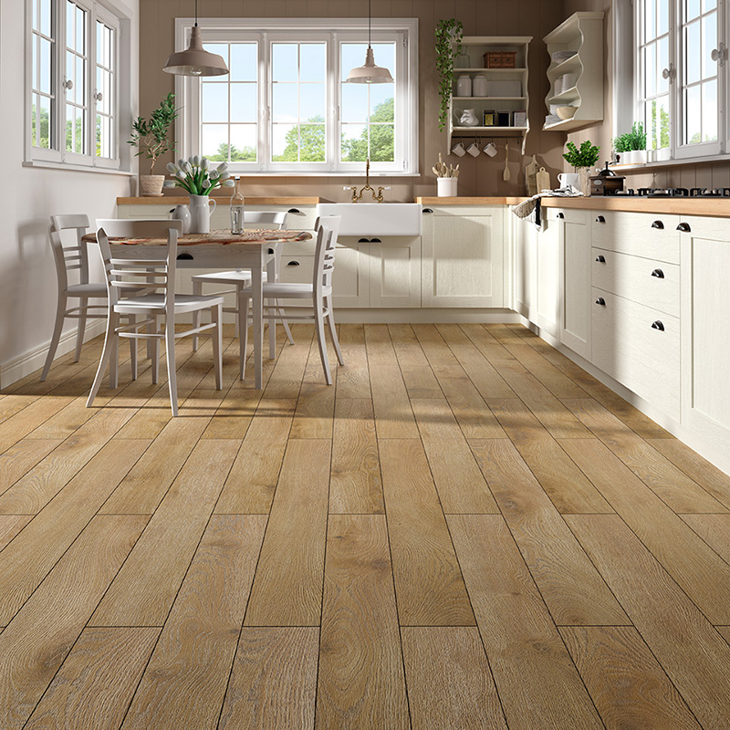 Ambiance de cuisine avec un sol stratifié de Creativ by Alsaflooring en lame de 172 millimètres 4 chanfreins